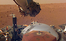 Марсианский зонд InSight расправил плечи