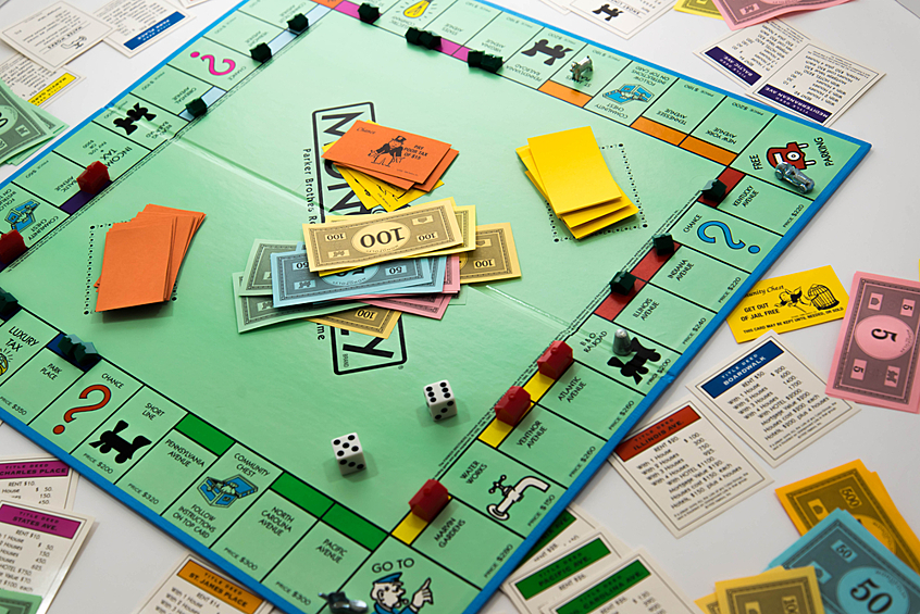 Настольная игра. Лото, карты, «Монополия», «бродилка», «квест» — выбор игр для двоих или компании огромен.