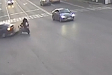 Момент столкновения мотоцикла и автомобиля в Волгограде попал на видео