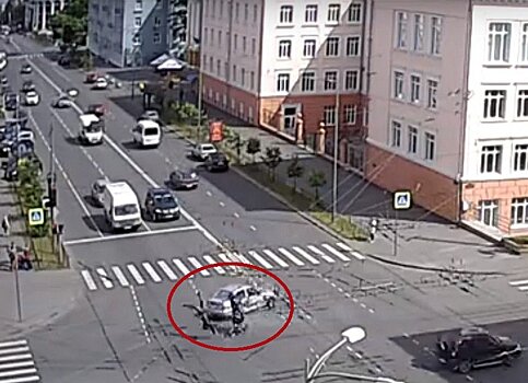 В Петрозаводске мотоциклист пролетел несколько метров после столкновения с автомобилем