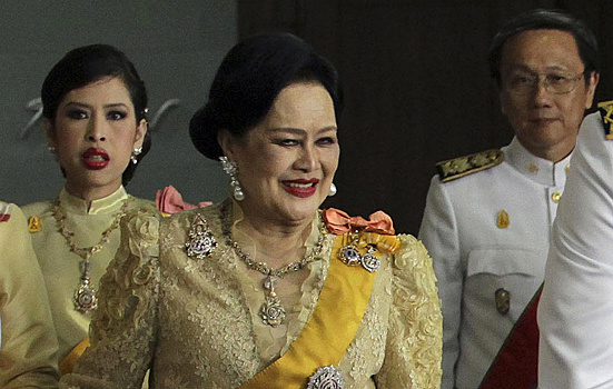 Королеву Таиланда госпитализировали