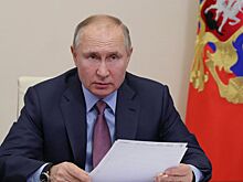 Путин поручил бороться с использованием чужих банковских карт