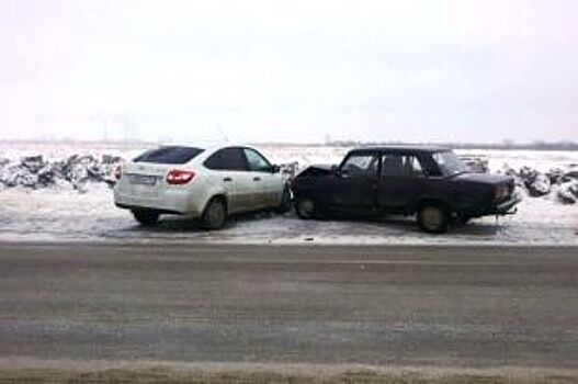 В Тольятти во время снегопада женщина-водитель «Гранты» влетела в «семерку»