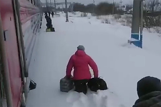Пассажиров российского поезда высадили в снег вместо платформы