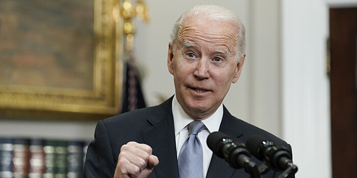 Психолог назвал возможную причину, почему Байден здоровается с пустотой