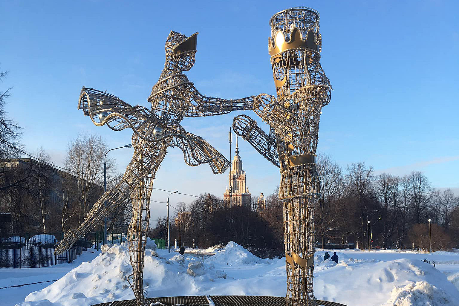 «Ночью они не безобразничают»: москвичей насмешила дворовая скульптура