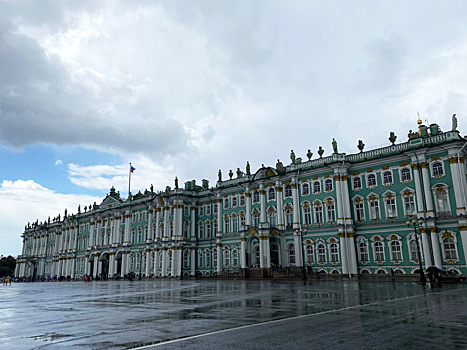 Иск Эрмитажа рассматривает суд в Санкт-Петербурге. Что грозит посетителю за селфи на троне Павла I?