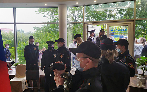 Полиция разогнала съезд независимых депутатов в Новгороде