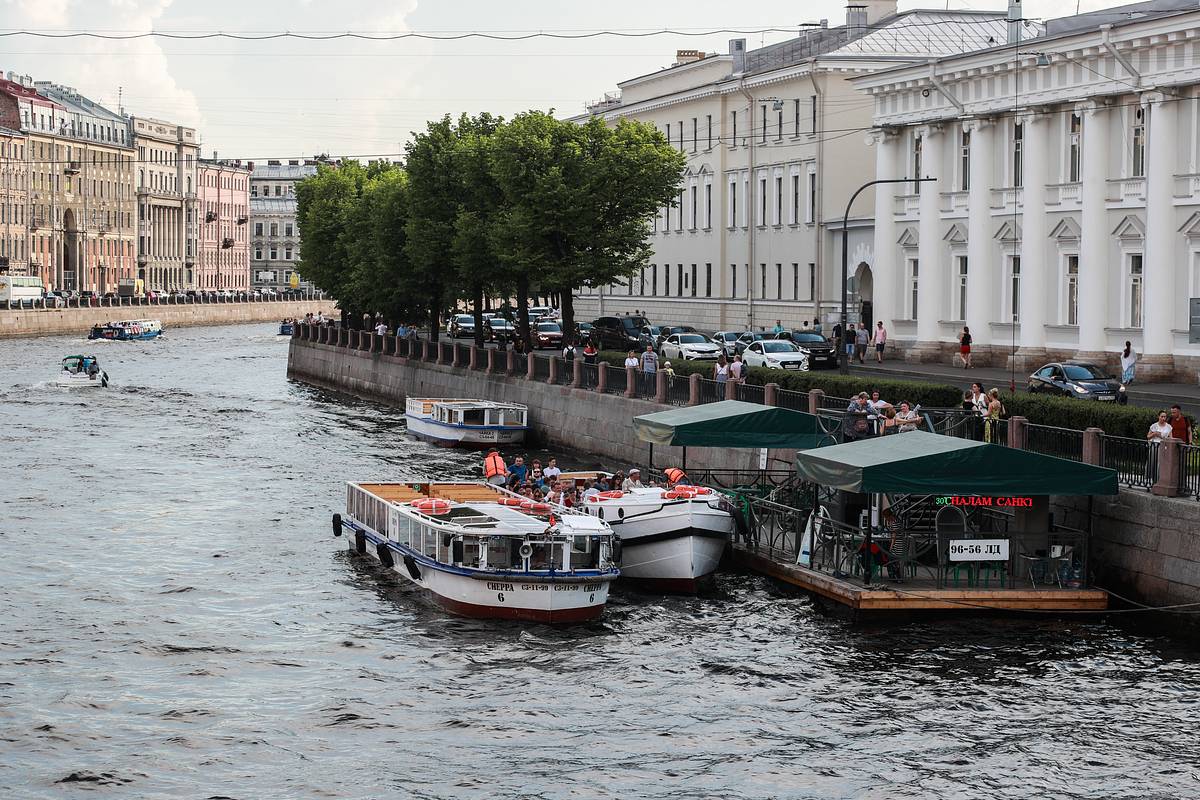 В Петербурге столкнулись два теплохода