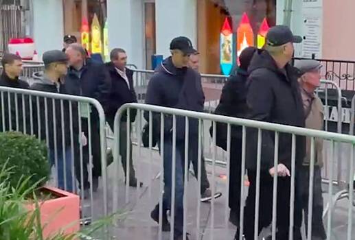 Толпу собравшихся в центре Москвы мигрантов сняли на видео