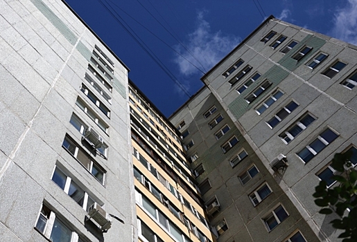 В омском микрорайоне Ясная Поляна грузовой автомобиль проломил тротуар (Фото)