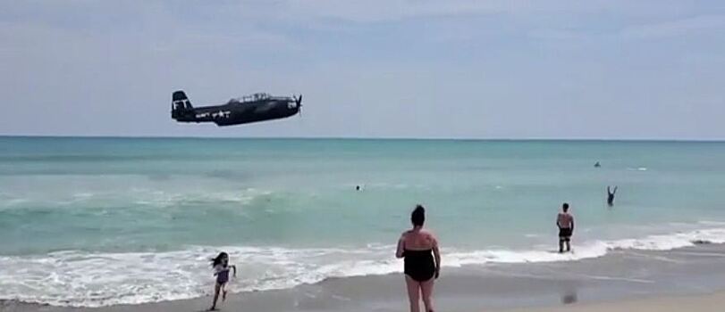 На пляже Флориды приземлился американский бомбардировщик времен Второй мировой войны