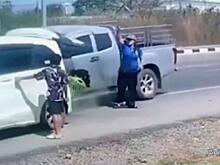 Пикап чудом не задел мать с сыном и снёс минивэн с главой семейства в салоне