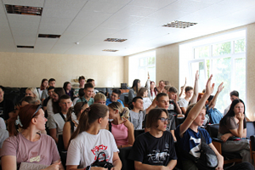 В Новгородской области полицейские и общественники провели профориентационную встречу со школьниками из ДНР