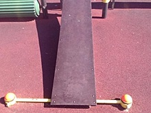 Жительница сделала детскую площадку безопасной