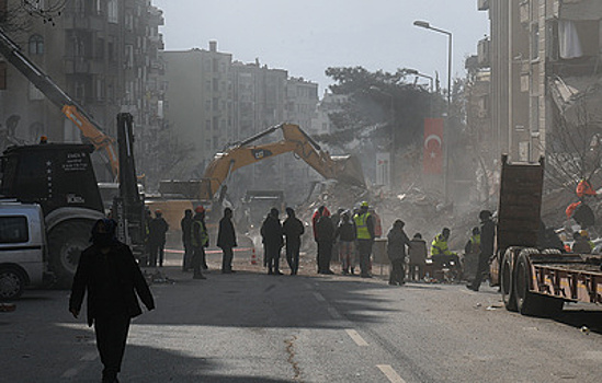 В турецкой провинции Хатай из-за землетрясения образовался разлом длиной 200 м