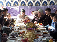 Поддержка и взаимопонимание: как живут под одной крышей разные поколения в Таджикистане?