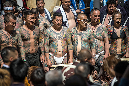 Японцы разделись и показали татуировки в стиле якудза