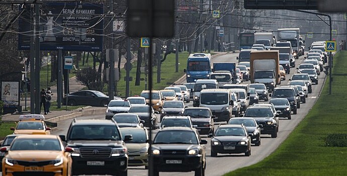 Подмосковные дороги впервые оборудуют катафотами на разделительной полосе