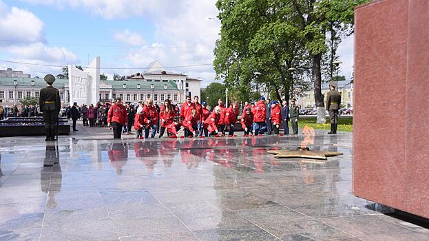 Участники автомотопробега Североморск - Севастополь возложили цветы к Вечному огню в Вологде