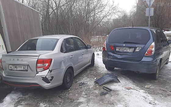 Девушка на автомобиле Дмитрия Хрусталева врезалась в чужую машину и скрылась с места аварии в Петербурге