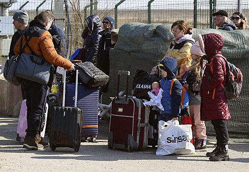 Власти Польши начали отменять пособия на прибывших с февраля беженцев с Украины