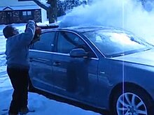 Как избавиться от снега на машине без щетки и скребка