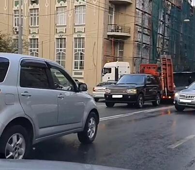 Контейнеровоз устроил ДТП в самом центре Владивостоке