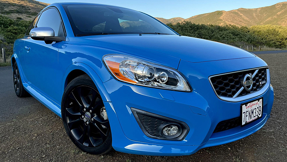 Volvo C30 Polestar Limited Edition. Хэтчбек в стиле старого доброго Volvo 480 (1986–1995 годов) на вторичном рынке России в основном представлен с атмосферниками в лучшем случае объемом 2,4 литра (170 л.с.). Если очень повезет, встретите хот-хэтч с 2,5-литровыми турбонаддувными «пятерками» мощностью 220–230 л.с. в зависимости от года выпуска. Настоящая редкость для ценителя марки!