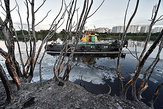 В МЧС назвали причину пожара на Москве-реке