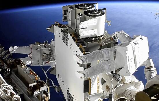 Астронавты на МКС завершили установку новой солнечной батареи