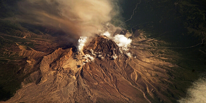 В камчатских поселках выпал пепел после выброса из кратера вулкана Шивелуч