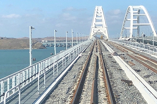 Запуск грузовых поездов по Крымском мосту отложили