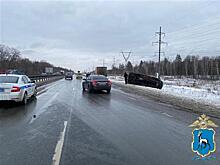 На трассе между Самарой и Тольятти водитель легковушки отправил в кювет "Газель"