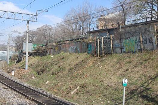 Часть мусора во Владивостоке убирают железнодорожники