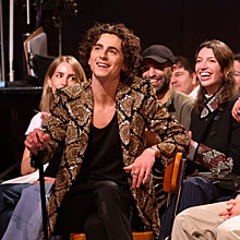 Золотой мальчик: Тимоти Шаламе в сияющем пиджаке спел об окончании забастовки актёров на Saturday Night Live