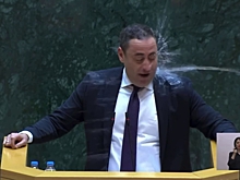 В Грузии депутата облили водой во время заседания