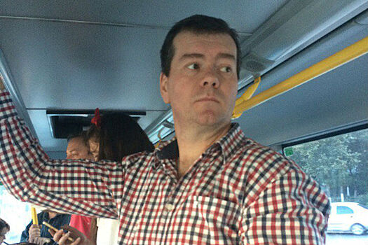 Двойника Медведева заметили в автобусе