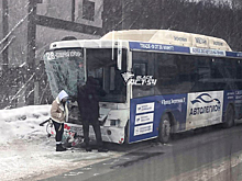 Экипаж автобуса №28 получил травмы в ДТП с грузовиком в Новосибирске