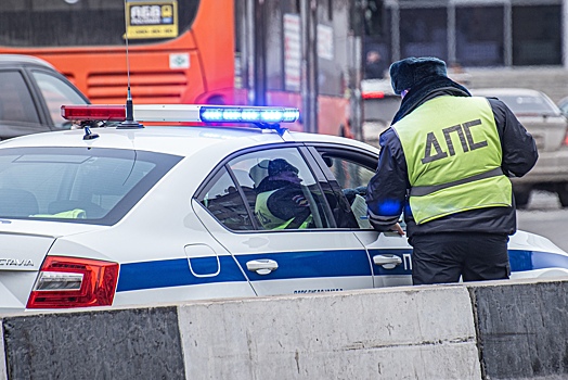 В Новосибирске водитель хэтчбека сбил двух пешеходов и скрылся