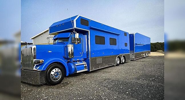 На продажу выставили гигантский кемпер с собственным гаражом