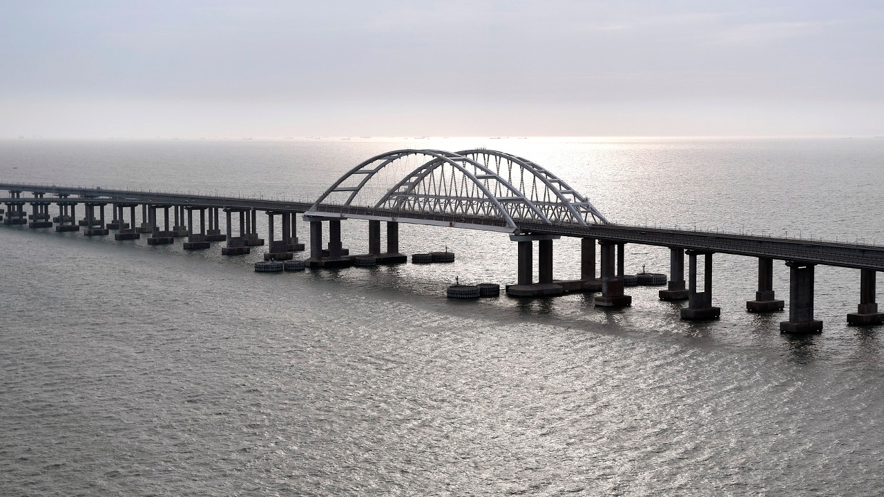 Песков заявил, что Россия принимает меры из-за угроз Крымскому мосту