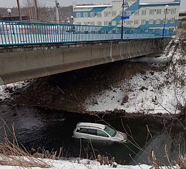 Машина сама улетела в реку в Кузбассе