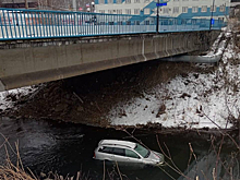 Машина сама улетела в реку в Кузбассе