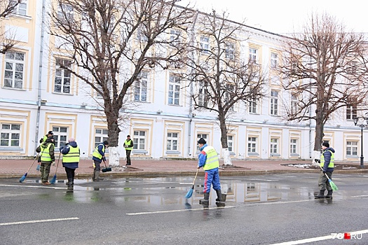 «Чтобы было комфортно»: в Ярославле на Советской площади раскидали лужи лопатами. Видео