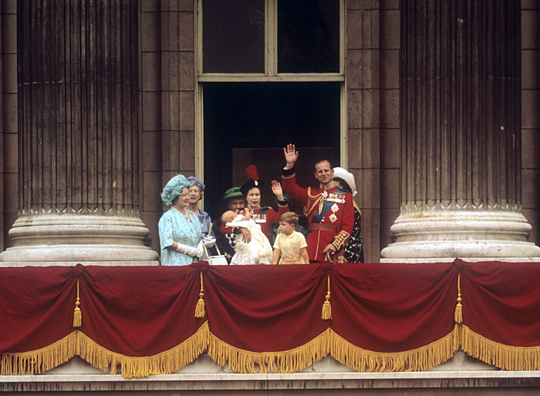 Королева Елизавета II на балконе Букингемского дворца с 12-недельным сыном принцем Эдуардом, 1964 год
