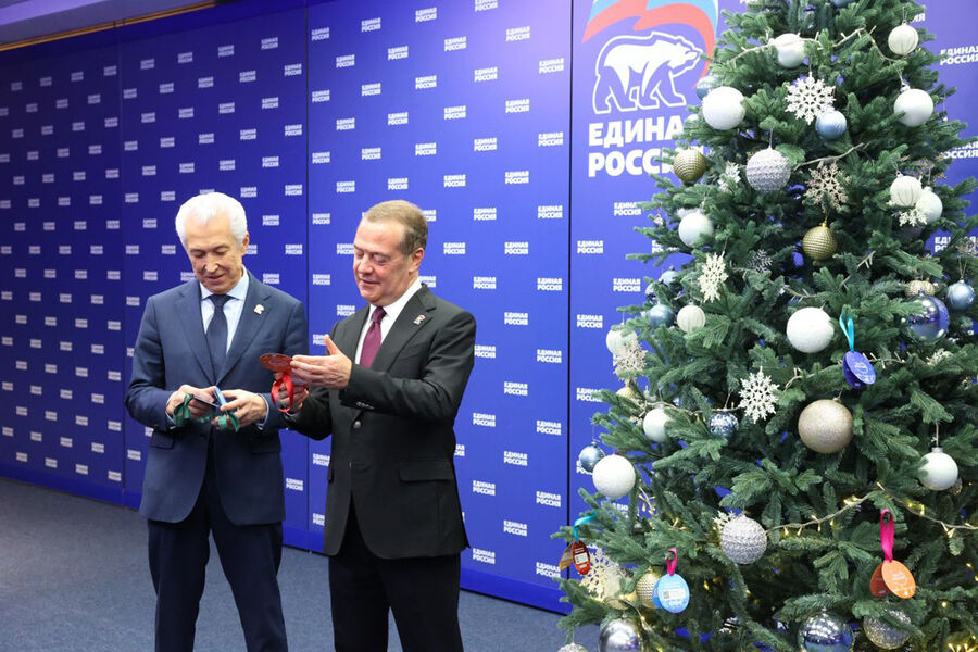 Медведев исполнит новогодние мечты детей из России и ДНР