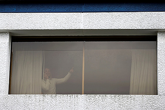 Запертый в отеле на карантин мужчина подавал сигналы прохожим записками в окне