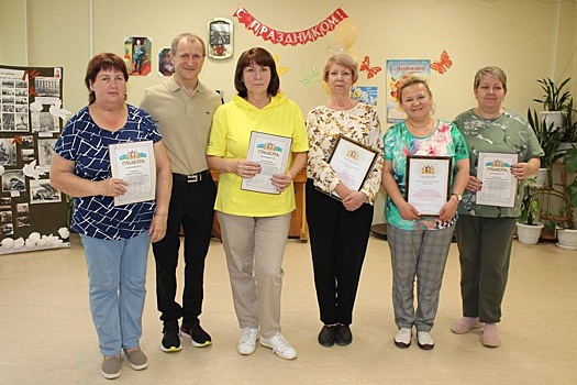 Благодарственные письма свердловского ЗакСо вручили сотрудницам центра соцобслуживания Кировского района Екатеринбурга