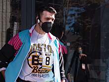 Игроки «Бостона» вышли на прогулку в одежде в стиле 90-х перед матчем у озера Тахо